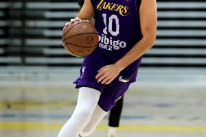 期待表现 肯纳德在湖人队训练中三分球命中率完美。