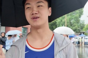 小伙身披布伦森球衣参加高考，为主队尼克斯应援打CALL！